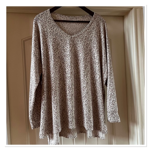 AMERICAN EAGLE Soft & Sexy Animal Print Plush Top - Picture 5 of 8